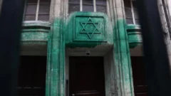 Tres serbios detenidos, sospechosos de lanzar pintura verde a cinco sitios judíos en París