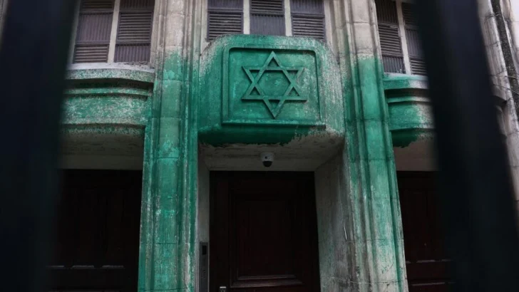 Tres serbios detenidos, sospechosos de lanzar pintura verde a cinco sitios judíos en París