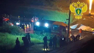 Al menos siete muertos al derrumbarse puente sobre un tren en región rusa de Briansk