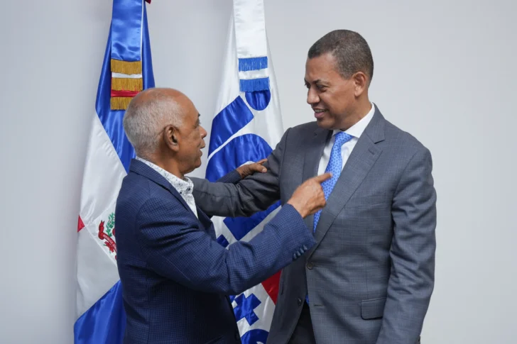 Presidente del INDOTEL felicita a José Enrique García por Premio Pedro Henríquez Ureña 2025