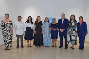  Invitados de Honor a la exposición «Hojas de un Diario Viajero. Pequeñas filosofías sobre lo azul ». De izquierda a derecha: 1] Sra. Alfonsina Martínez, Museógrafa y Co-Curadora 2] Don Ignacio Sánchez de Lerín, Encargado de Negocios de la Embajada del Reino de España en la República Dominicana. 3] Dra. Addys Thén Marte , Viceministra Técnica de Planificación y Desarrollo, en representación de la Ministra de la Mujer, Dra. Mayra Jiménez . 4] Honorable señora, Carolina Mejía , Alcaldesa de Santo Domingo, Invitada de Honor. 5] Magistrada, Dra. Dolores Altagracia Fernández , Miembro Titular del Pleno de la Junta Central Electoral y Coordinadora de la Comisión de Género, en representación del Dr. Román Andrés Jáquez Liranzo , Presidente de la Junta Central Electoral. 6] Magistrada, Dra . Rosa Pérez de García , Jueza Titular del Tribunal Superior Electoral (TSE) 7]. Arq. Gamal Michelen, Viceministro de Cultura de Patrimonio Cultural. 8] Dra. Zoraima Cuello, ex candidata a la Vicepresidencia de la República en los comicios del 2024. 9] Sra. Ylonka Nacidit-Perdomo, Curadora y Albacea de Abigail Mejía. © Ángel Vargas.