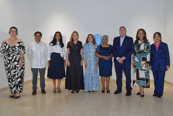  Invitados de Honor a la exposición «Hojas de un Diario Viajero. Pequeñas filosofías sobre lo azul ». De izquierda a derecha: 1] Sra. Alfonsina Martínez, Museógrafa y Co-Curadora 2] Don Ignacio Sánchez de Lerín, Encargado de Negocios de la Embajada del Reino de España en la República Dominicana. 3] Dra. Addys Thén Marte , Viceministra Técnica de Planificación y Desarrollo, en representación de la Ministra de la Mujer, Dra. Mayra Jiménez . 4] Honorable señora, Carolina Mejía , Alcaldesa de Santo Domingo, Invitada de Honor. 5] Magistrada, Dra. Dolores Altagracia Fernández , Miembro Titular del Pleno de la Junta Central Electoral y Coordinadora de la Comisión de Género, en representación del Dr. Román Andrés Jáquez Liranzo , Presidente de la Junta Central Electoral. 6] Magistrada, Dra . Rosa Pérez de García , Jueza Titular del Tribunal Superior Electoral (TSE) 7]. Arq. Gamal Michelen, Viceministro de Cultura de Patrimonio Cultural. 8] Dra. Zoraima Cuello, ex candidata a la Vicepresidencia de la República en los comicios del 2024. 9] Sra. Ylonka Nacidit-Perdomo, Curadora y Albacea de Abigail Mejía. © Ángel Vargas.