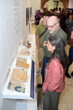  Público asistente a la exposición «Hojas de un Diario Viajero. Pequeñas filosofías sobre lo azul » ©Ángel Vargas, 2025.
