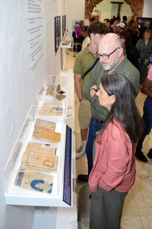  Público asistente a la exposición «Hojas de un Diario Viajero. Pequeñas filosofías sobre lo azul » ©Ángel Vargas, 2025.