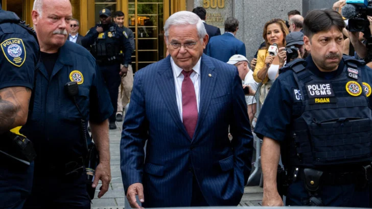 El exsenador Bob Menéndez entra a prisión en EE. UU. para cumplir 11 años de condena por corrupción