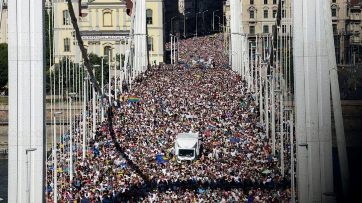'Sé lo que se siente ser tratado como un paria': la multitudinaria manifestación del Orgullo para desafiar las duras medidas contra la diversidad del gobierno de Orbán en Hungría