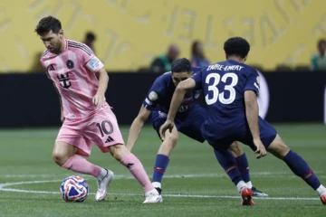 Messi lleva al Inter Miami a su cima, aunque es goleado por parisinos