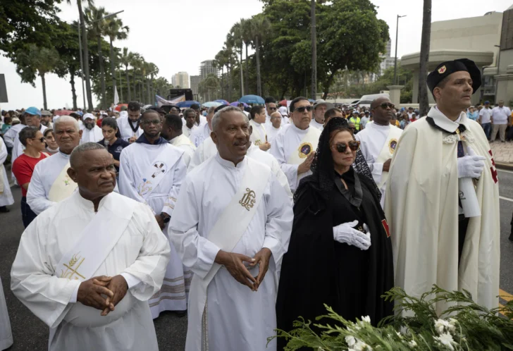  SANTO DOMINGO (REPÚBLICA DOMINICANA), 19/06/2025.- Sacerdotes participan de una procesión en conmemoración del Corpus Christi este jueves, en Santo Domingo (República Dominicana). EFE/Orlando Barría