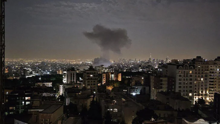 Israel bombardea instalaciones nucleares de Irán, que promete responder