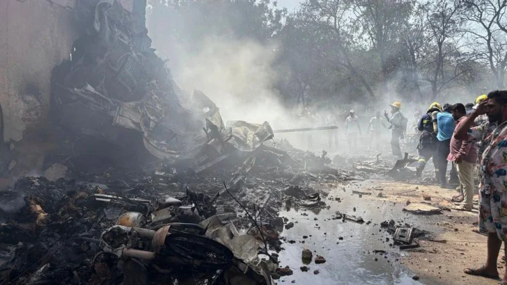 Un avión de pasajeros con más de 240 personas a bordo y con destino a Londres se estrella tras despegar en India