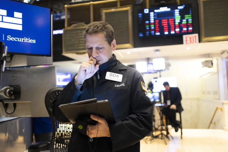 Wall Street cierra mixto tras decisión de la Fed y pendiente de Oriente Medio