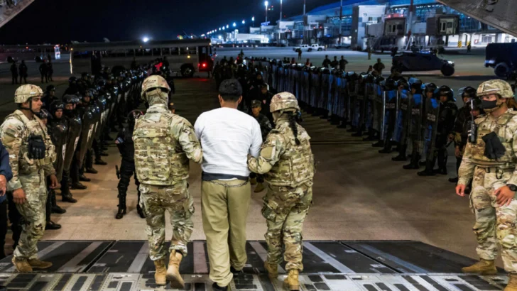 Un juez estadounidense ordena a la Administración Trump ofrecer apelaciones a los deportados a El Salvador