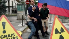 Activistas de Greenpeace roban estatua de Macron y la colocan frente a la embajada rusa
