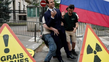 Activistas de Greenpeace roban estatua de Macron y la colocan frente a la embajada rusa
