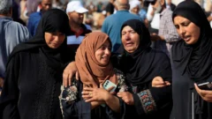 Al menos 27 palestinos asesinados cerca del centro de distribución de ayuda en Gaza, según médicos