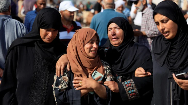 Al menos 27 palestinos asesinados cerca del centro de distribución de ayuda en Gaza, según médicos