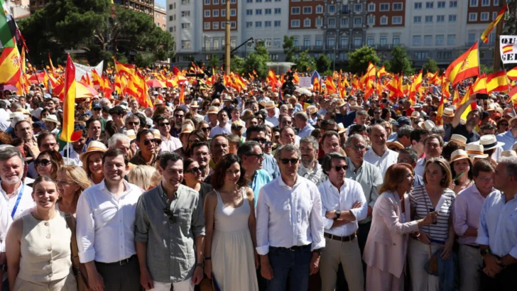 España: la oposición se toma las calles contra Pedro Sánchez por acusaciones de corrupción