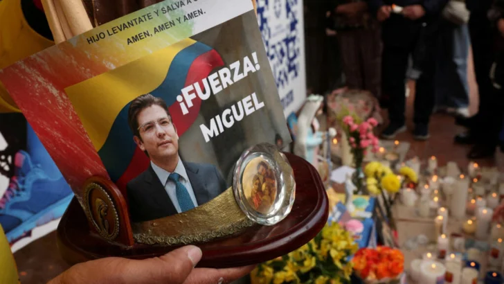 Precandidato presidencial colombiano Miguel Uribe muestra indicios de mejoría tras atentado