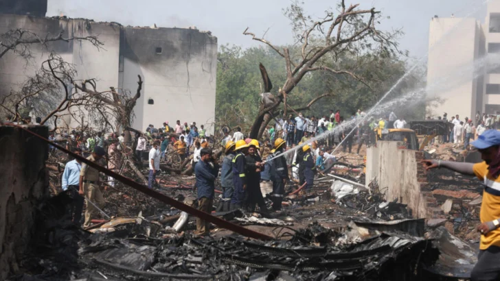 Accidente aéreo en India: muchas personas murieron, dice el ministro de Salud