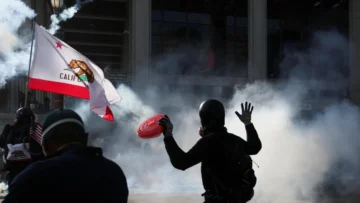 No Kings: Trump defiende el ostentoso desfile militar en medio de las masivas protestas en su contra