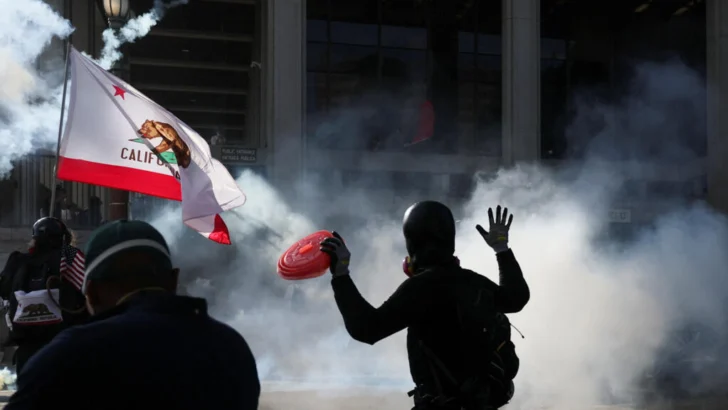 No Kings: Trump defiende el ostentoso desfile militar en medio de las masivas protestas en su contra
