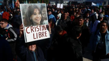 Cristina Fernández comienza a cumplir prisión domiciliaria, mientras sus seguidores se movilizan