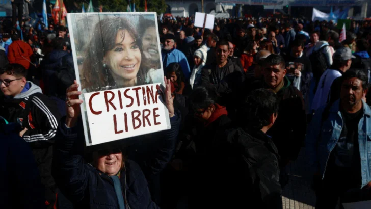 Cristina Fernández comienza a cumplir prisión domiciliaria, mientras sus seguidores se movilizan