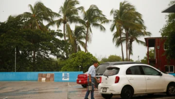 El huracán Erick se fortalece a categoría 4 antes de llegar a México
