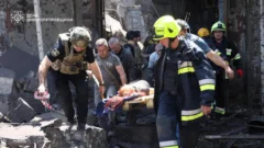 Ataques rusos matan al menos 17 civiles en Ucrania mientras Zelenski busca mayor ayuda en la OTAN