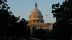 La controvertida ley de recortes fiscales y gasto de Trump supera primer obstáculo en el Senado de EE. UU.