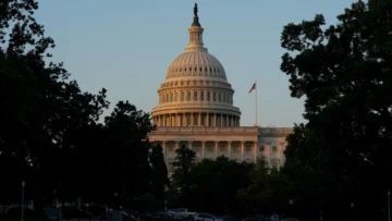 La controvertida ley de recortes fiscales y gasto de Trump supera primer obstáculo en el Senado de EE. UU.