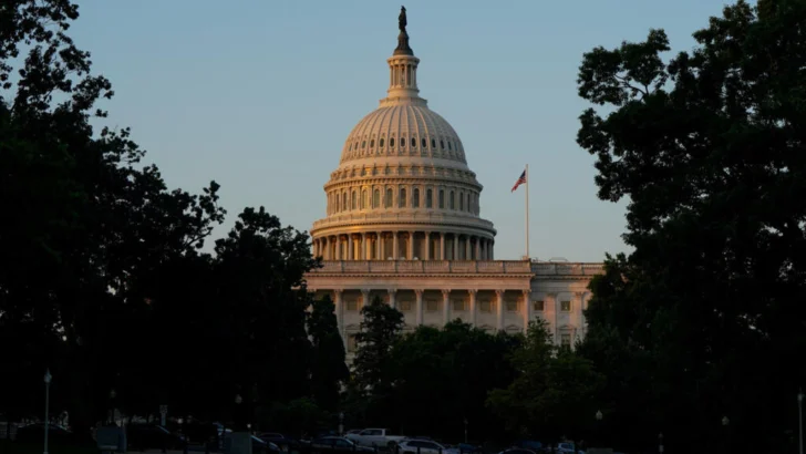 La controvertida ley de recortes fiscales y gasto de Trump supera primer obstáculo en el Senado de EE. UU.