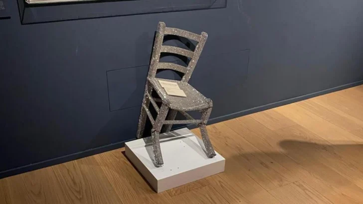 'Respeten el arte': una pareja rompe la 'silla de Van Gogh' al intentar tomarse una foto en un museo