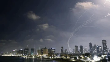 Irán responde a los ataques de Israel en su territorio con el lanzamiento de decenas de misiles hacia Tel Aviv y otras ciudades