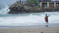 Erick toca tierra como huracán de categoría 3 en el oeste de México