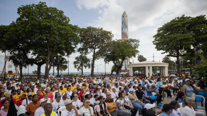 Miles de dominicanos participan en la celebración católica del Corpus Christi