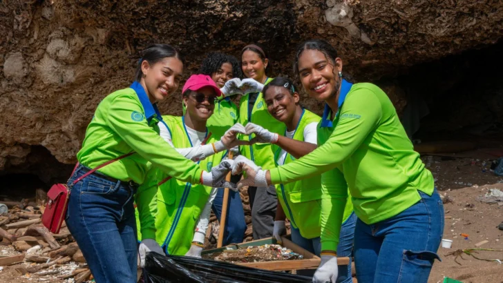 300 voluntarios recolectan 2.7 toneladas de basura en playa Fuerte San Gil