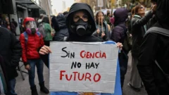 4 de los grupos más perjudicados por la motosierra de Milei en Argentina y que saldrán a protestar este miércoles