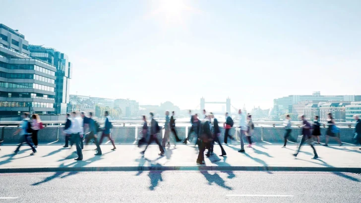 Cómo la forma de caminar puede revelar la edad de tu cerebro