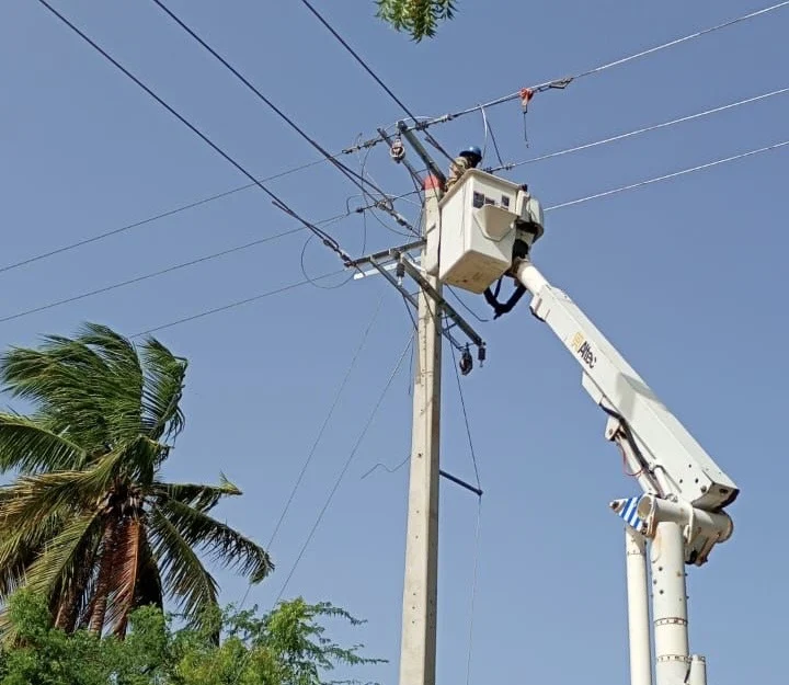 Edesur concluye instalación de 21 kilómetros de conductores para red eléctrica en Pedernales