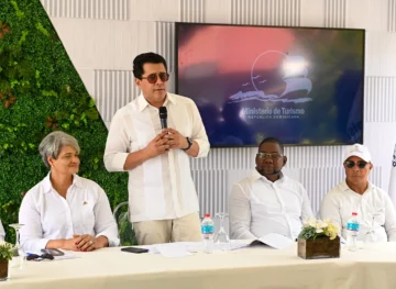 David Collado entrega remozada Plaza Marcelino Marte en Guayacanes