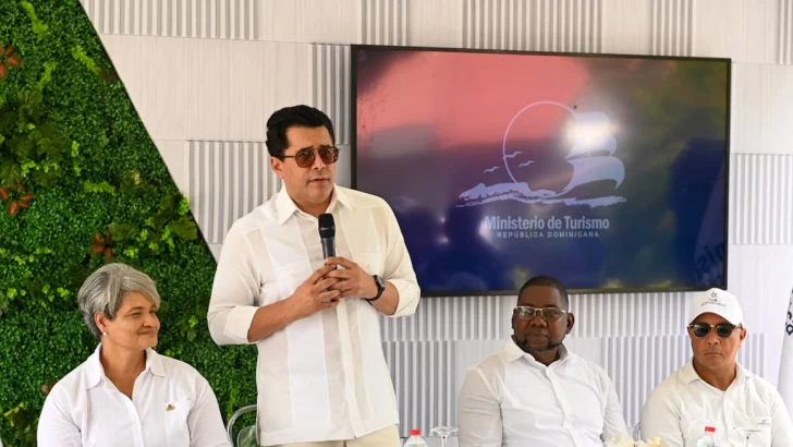David Collado entrega remozada Plaza Marcelino Marte en Guayacanes