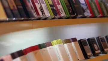 Juez estadounidense respalda entrenar un robot de IA con libros sin permiso de sus autores