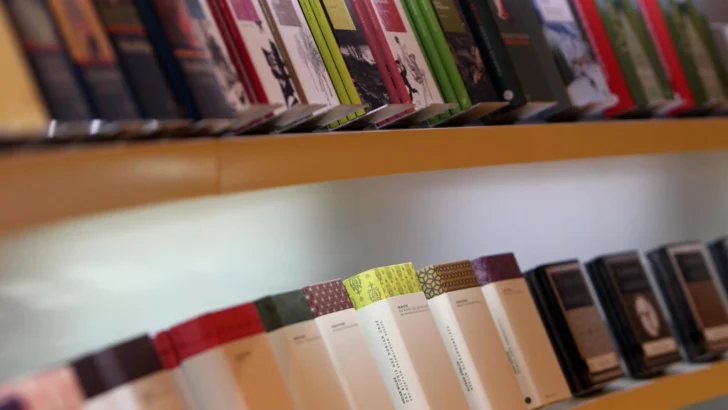 Juez estadounidense respalda entrenar un robot de IA con libros sin permiso de sus autores
