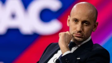 Quién es Stephen Miller, el arquitecto de la dura política migratoria de Trump que está causando estragos entre los indocumentados en EE.UU.