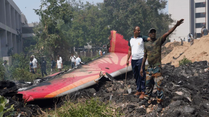 Al menos 200 muertos al estrellarse en India un avión que se dirigía a Londres con 240 personas a bordo