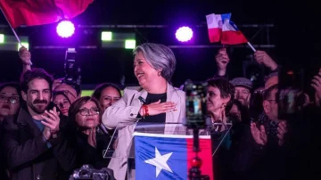 Quién es Jeannette Jara, la comunista que obtuvo un histórico triunfo en las primarias de la izquierda en Chile y buscará ser la sucesora de Gabriel Boric