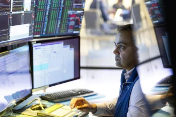 Wall Street cierra alza y se mantiene firme pese a tensiones comerciales