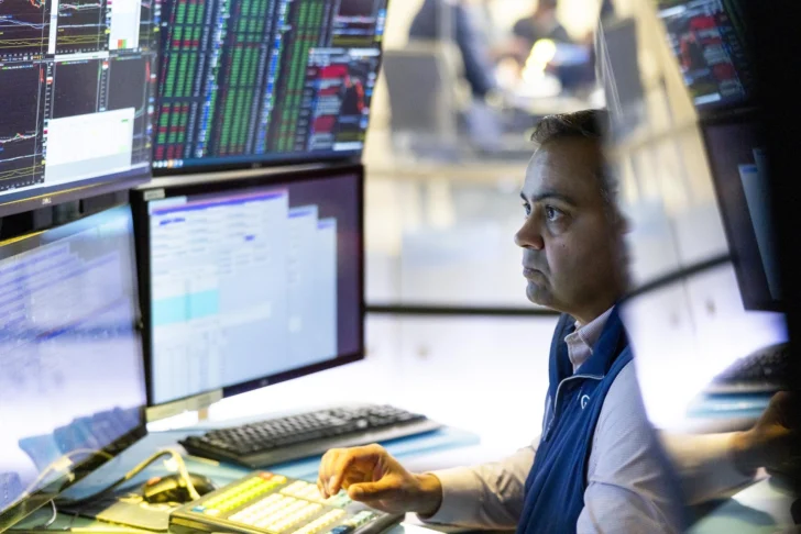 Wall Street cierra alza y se mantiene firme pese a tensiones comerciales