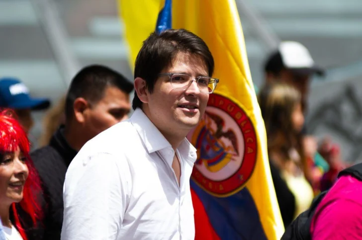 Disparan contra el precandidato presidencial de Colombia Miguel Uribe en medio de un acto político en Bogotá
